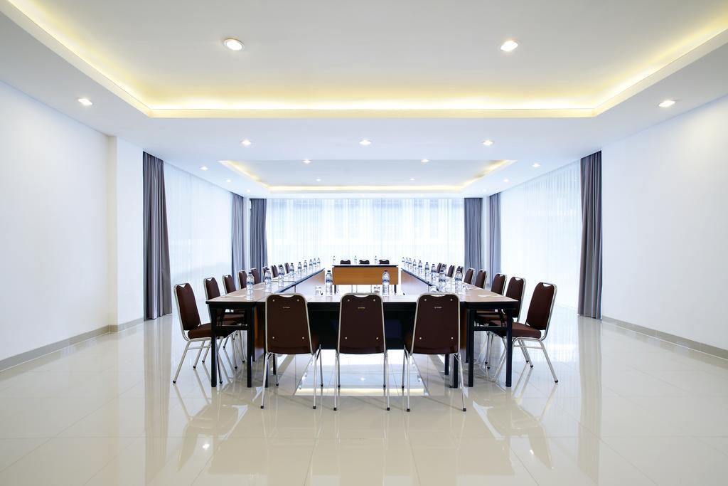 Amaris Hotel Karawang Exterior photo