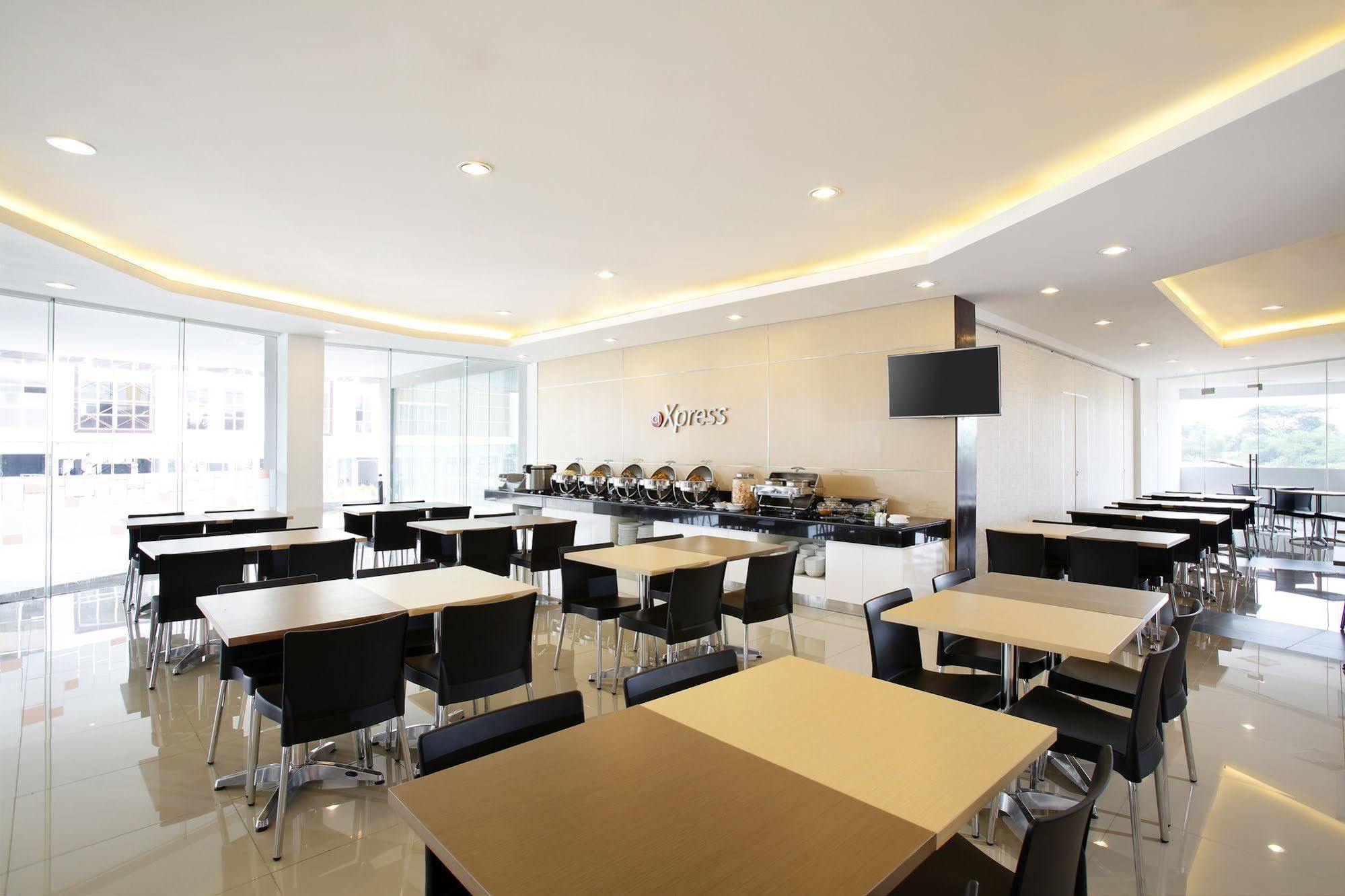 Amaris Hotel Karawang Exterior photo