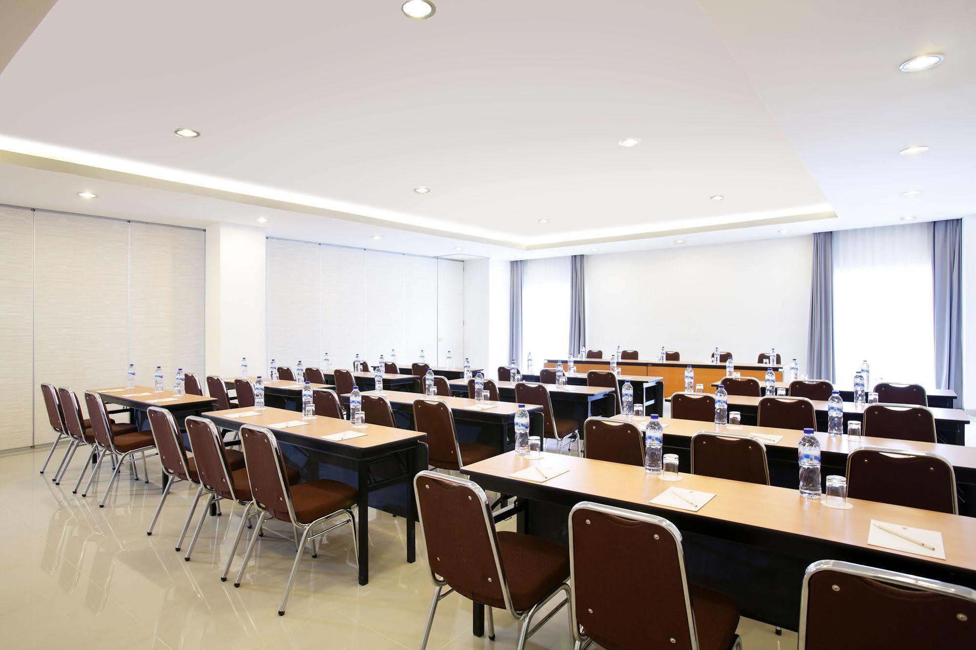 Amaris Hotel Karawang Exterior photo